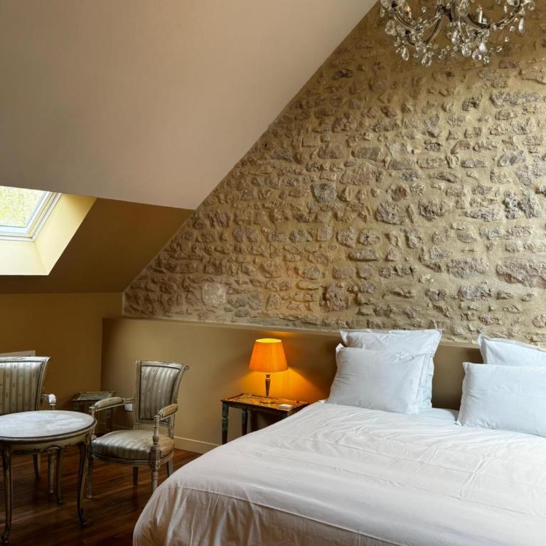 La maison des romans du Château du Sollier - Charme Calme Confort Climatisation - à 5mn du péage de Bourges à la campagne - stationnement privé -Panette Collection - Appartement 1 Chambre Standard - 5