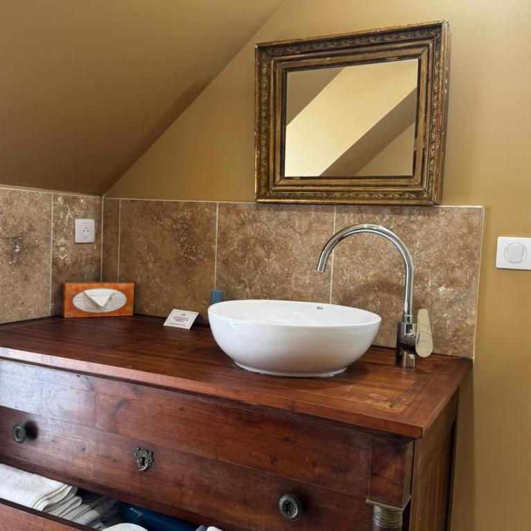 La maison des romans du Château du Sollier - Charme Calme Confort Climatisation - à 5mn du péage de Bourges à la campagne - stationnement privé -Panette Collection - Appartement 1 Chambre Deluxe - 8