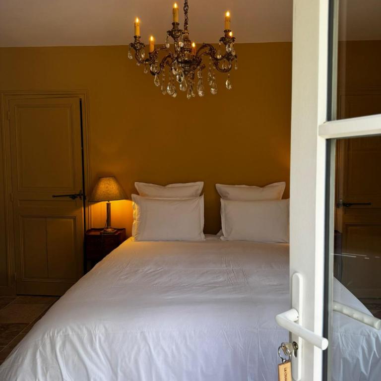 La maison des romans du Château du Sollier - Charme Calme Confort Climatisation - à 5mn du péage de Bourges à la campagne - stationnement privé -Panette Collection - Appartement - Rez-de-Chaussée - 10