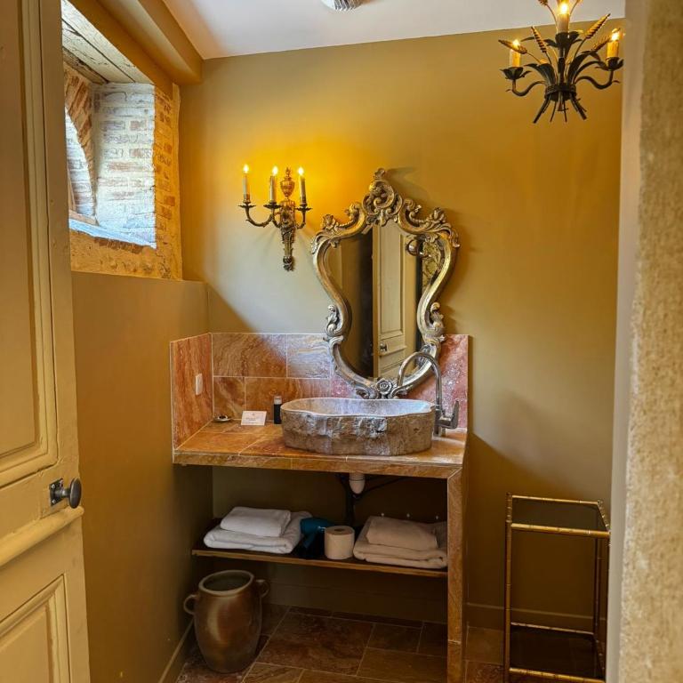 La maison des romans du Château du Sollier - Charme Calme Confort Climatisation - à 5mn du péage de Bourges à la campagne - stationnement privé -Panette Collection - Appartement 1 Chambre Standard - 4