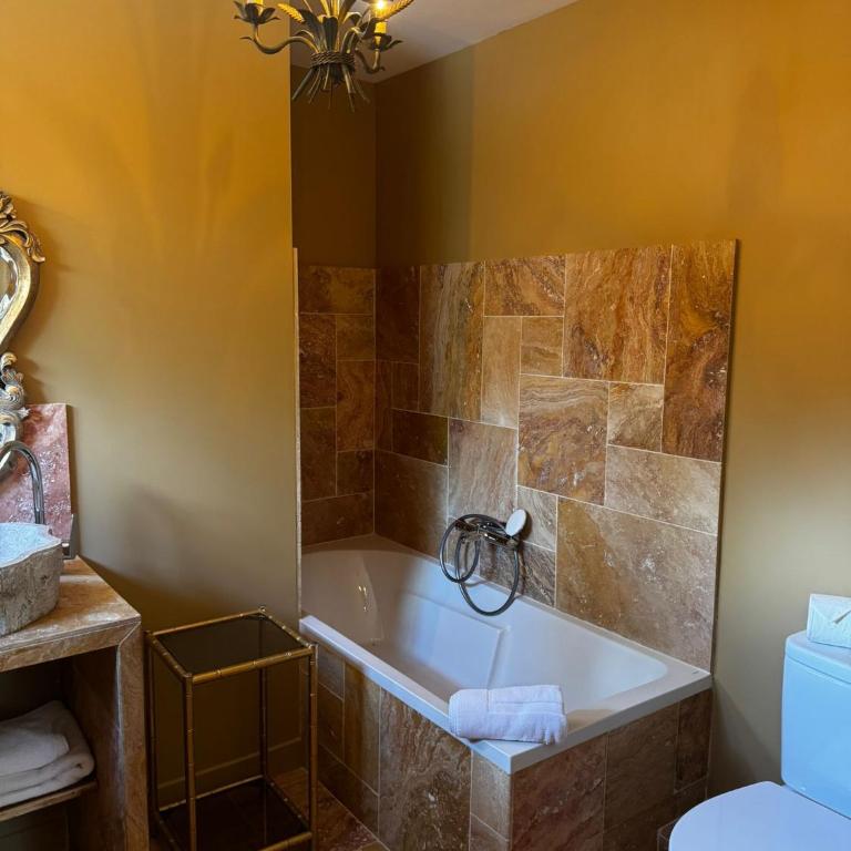 La maison des romans du Château du Sollier - Charme Calme Confort Climatisation - à 5mn du péage de Bourges à la campagne - stationnement privé -Panette Collection - Appartement 1 Chambre - 7