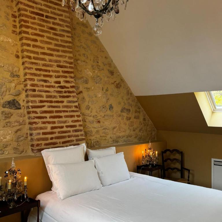 La maison des romans du Château du Sollier - Charme Calme Confort Climatisation - à 5mn du péage de Bourges à la campagne - stationnement privé -Panette Collection - Appartement 1 Chambre Deluxe - 5