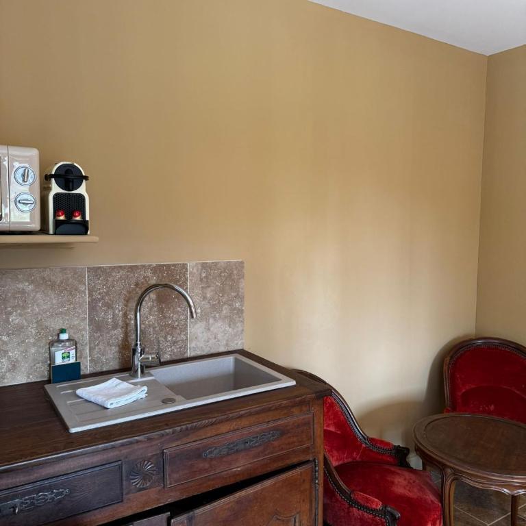 La maison des romans du Château du Sollier - Charme Calme Confort Climatisation - à 5mn du péage de Bourges à la campagne - stationnement privé -Panette Collection - Appartement - Rez-de-Chaussée - 7