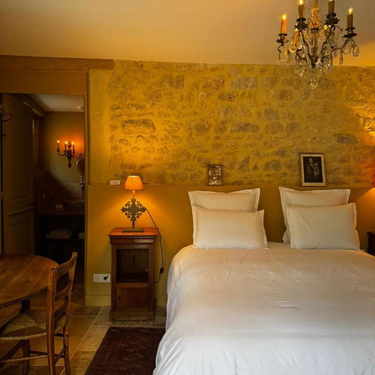 La maison des romans du Château du Sollier - Charme Calme Confort Climatisation - à 5mn du péage de Bourges à la campagne - stationnement privé -Panette Collection - Appartement 1 Chambre - 6