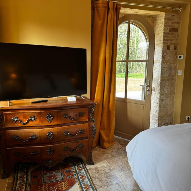 La maison des romans du Château du Sollier - Charme Calme Confort Climatisation - à 5mn du péage de Bourges à la campagne - stationnement privé -Panette Collection - Appartement - Rez-de-Chaussée - 6