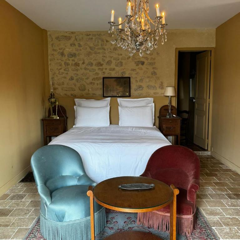 La maison des romans du Château du Sollier - Charme Calme Confort Climatisation - à 5mn du péage de Bourges à la campagne - stationnement privé -Panette Collection - Appartement 1 Chambre Supérieur - 4