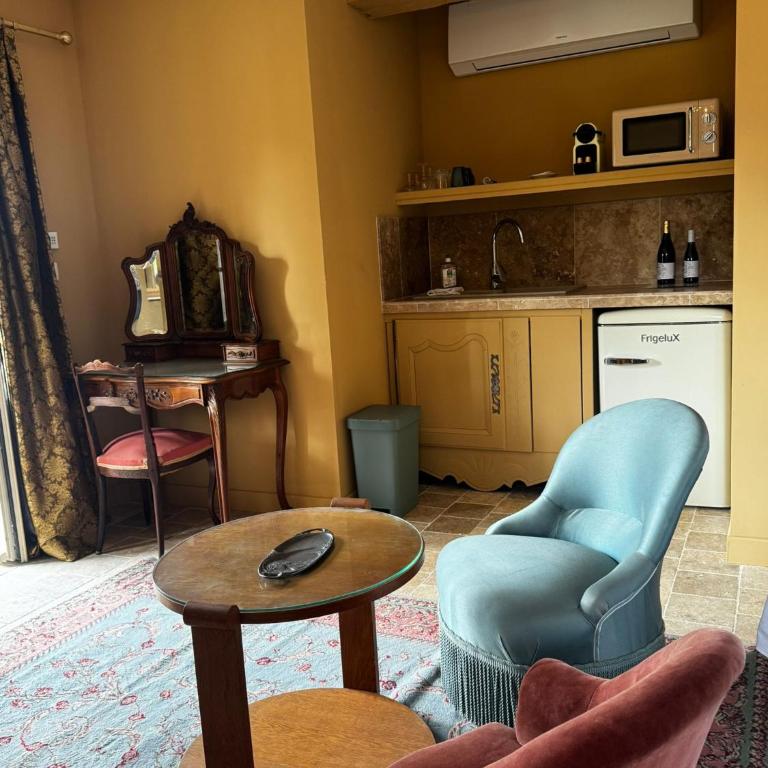 La maison des romans du Château du Sollier - Charme Calme Confort Climatisation - à 5mn du péage de Bourges à la campagne - stationnement privé -Panette Collection - Appartement 1 Chambre Supérieur - 5