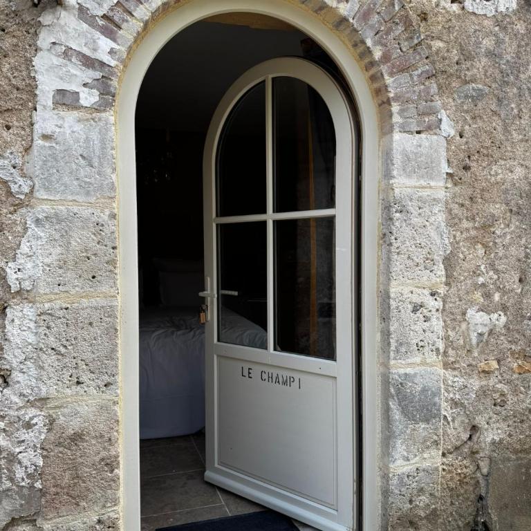 La maison des romans du Château du Sollier - Charme Calme Confort Climatisation - à 5mn du péage de Bourges à la campagne - stationnement privé -Panette Collection - Appartement - Rez-de-Chaussée - 4
