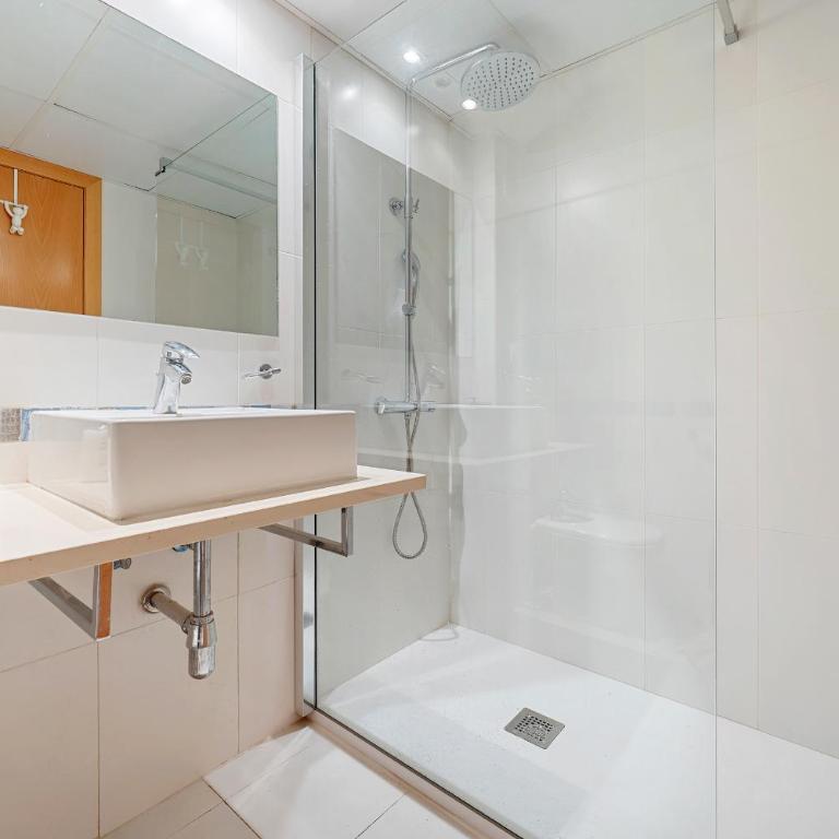 Hauzify I Apartament Mestral - Two-Bedroom Apartment with Terrace - 15