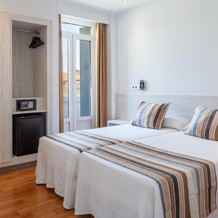 Hotel Mediodia - Quadruple Room - 1