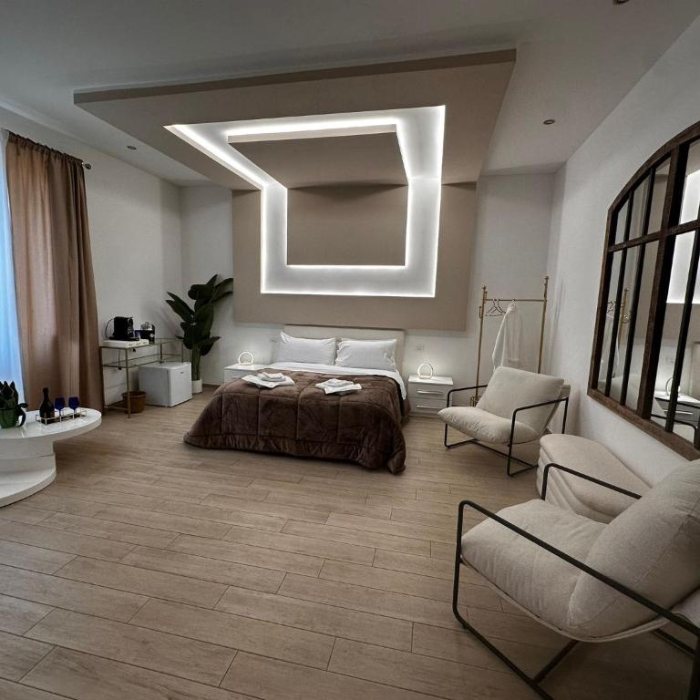 Centrale Suites - King Room with Spa Bath - 4
