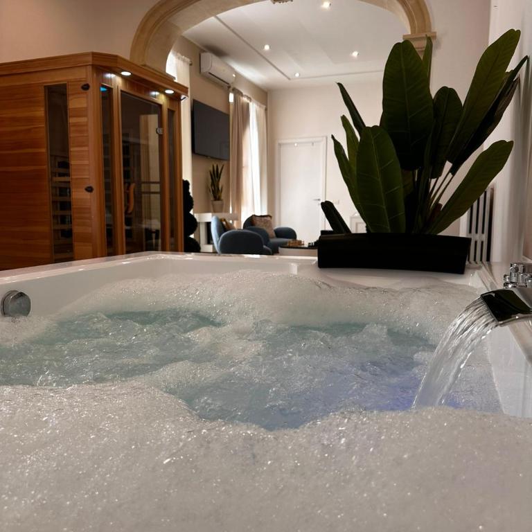Centrale Suites - Deluxe Suite with Spa Bath - 3