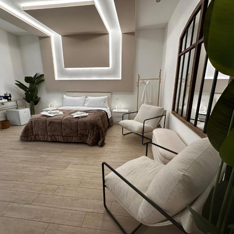 Centrale Suites - King Room with Spa Bath - 7