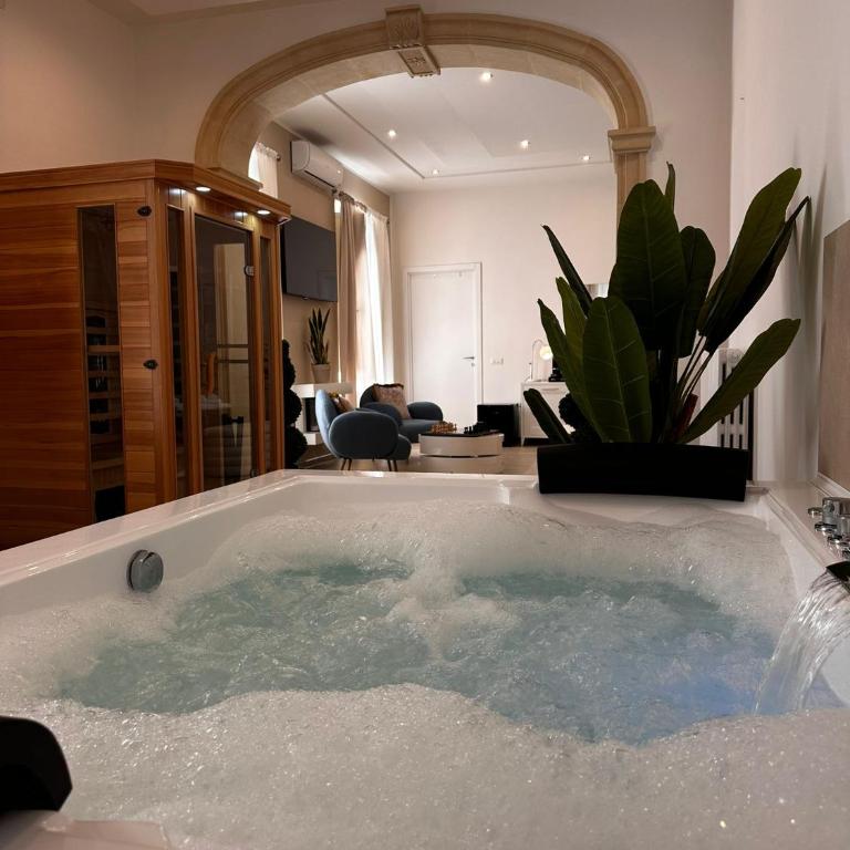 Centrale Suites - Deluxe Suite with Spa Bath - 6