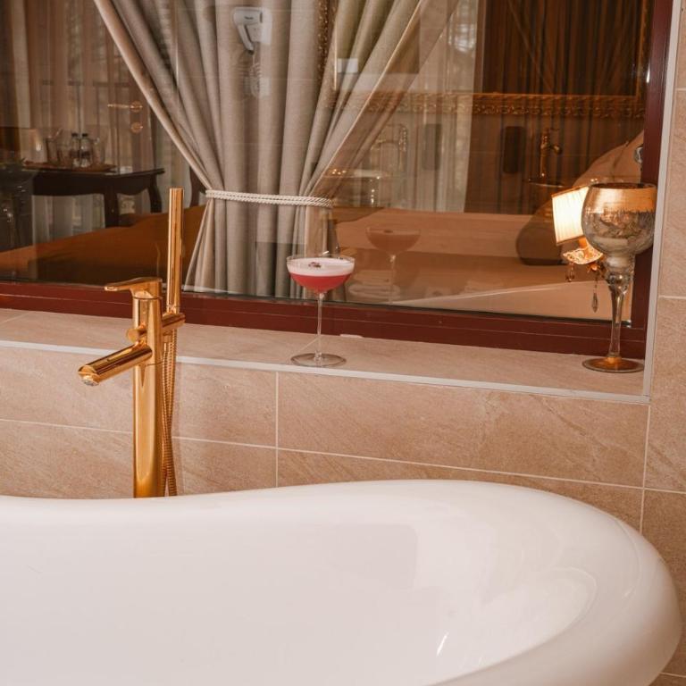 Hotel Integra Banja Luka - Deluks Dvokrevetna Soba sa Bračnim Krevetom - 2