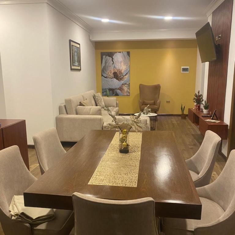 Apartamento céntrico y lujoso - Three-Bedroom Premium Apartment with Balcony - 10