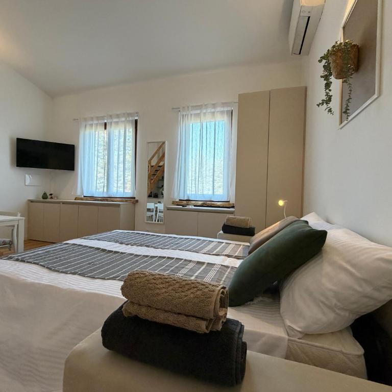 GIULIA LAKE RETREAt - One-Bedroom Apartment - 5