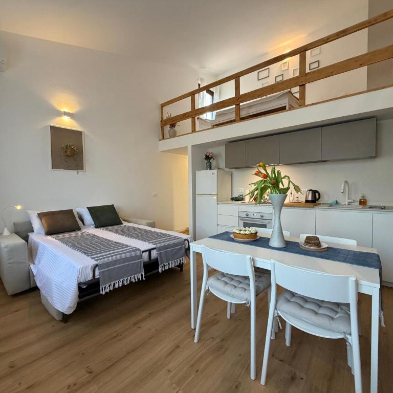 GIULIA LAKE RETREAt - One-Bedroom Apartment - 6