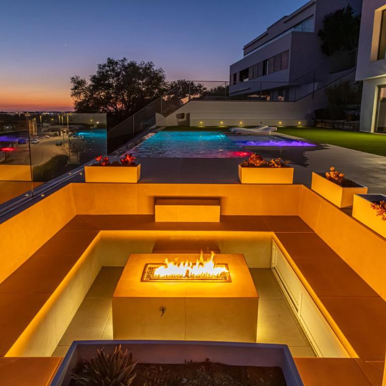 Royal Luxury Apartment with Private Infinity Pool, Hydromassage Area & Fireplace - Apartamento - 4
