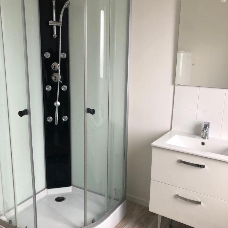 Apt 2, 1er etage a 700 m de la plage - One-Bedroom Apartment - 2
