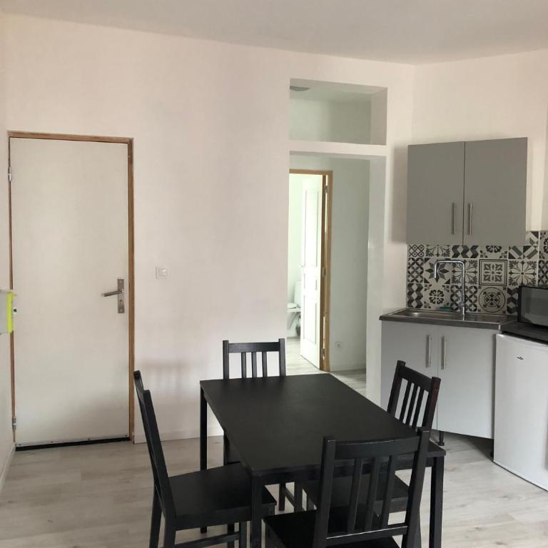 Apt 2, 1er etage a 700 m de la plage - One-Bedroom Apartment - 4