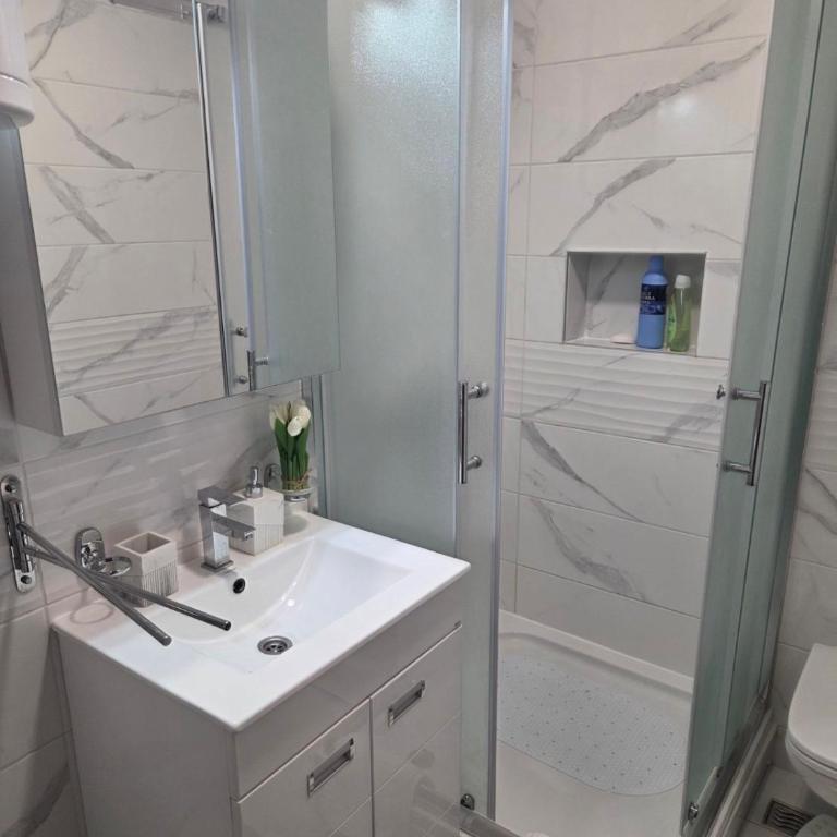 Dea Lux - One-Bedroom Apartment - 9