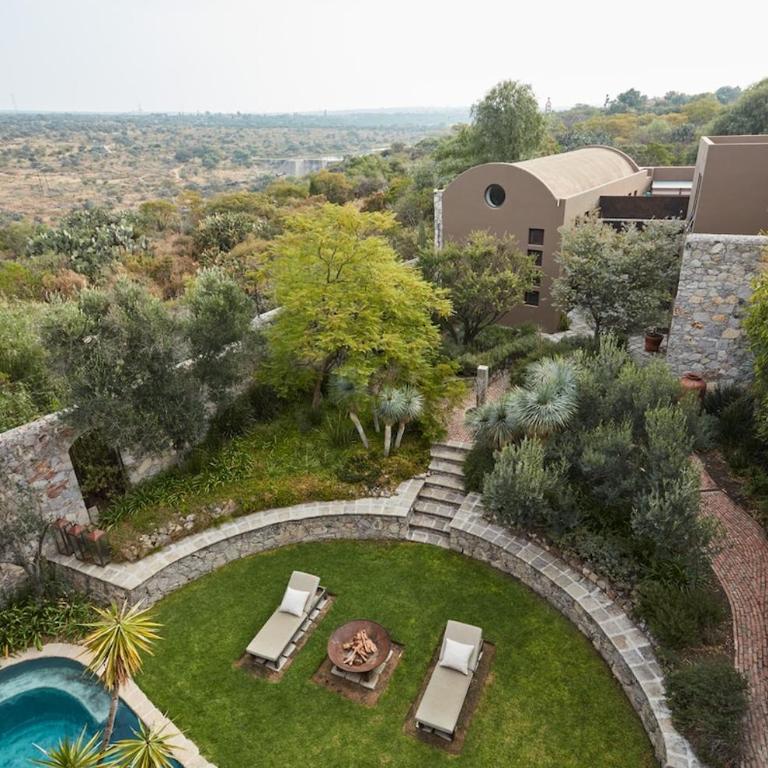 Luxury Hillside Retreat Villa & Panoramic Views - Villa - 2