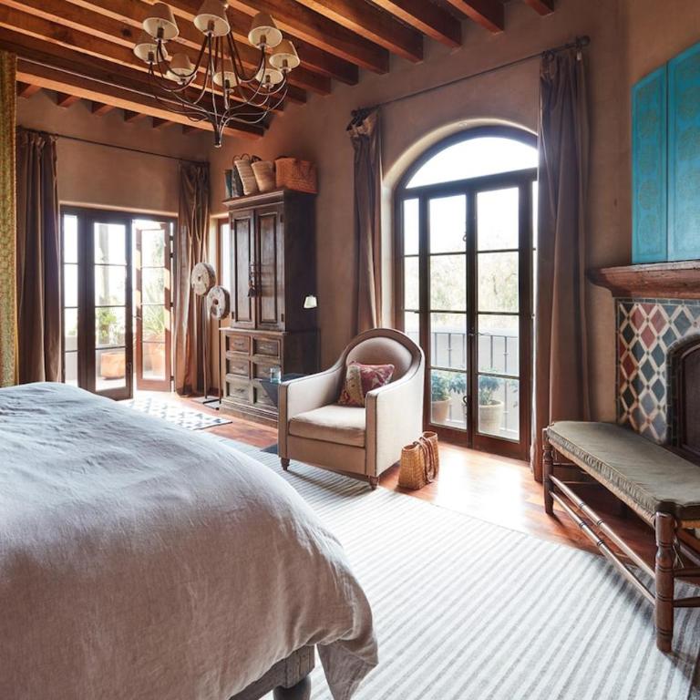 Luxury Hillside Retreat Villa & Panoramic Views - Villa - 10