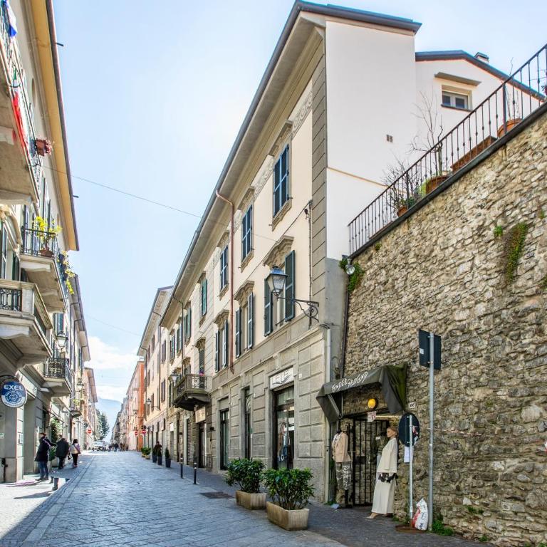 Lake Como - Old Town Terrace Apartment - 3 min from Lake and Station - Apartment mit 1 Schlafzimmer - 35
