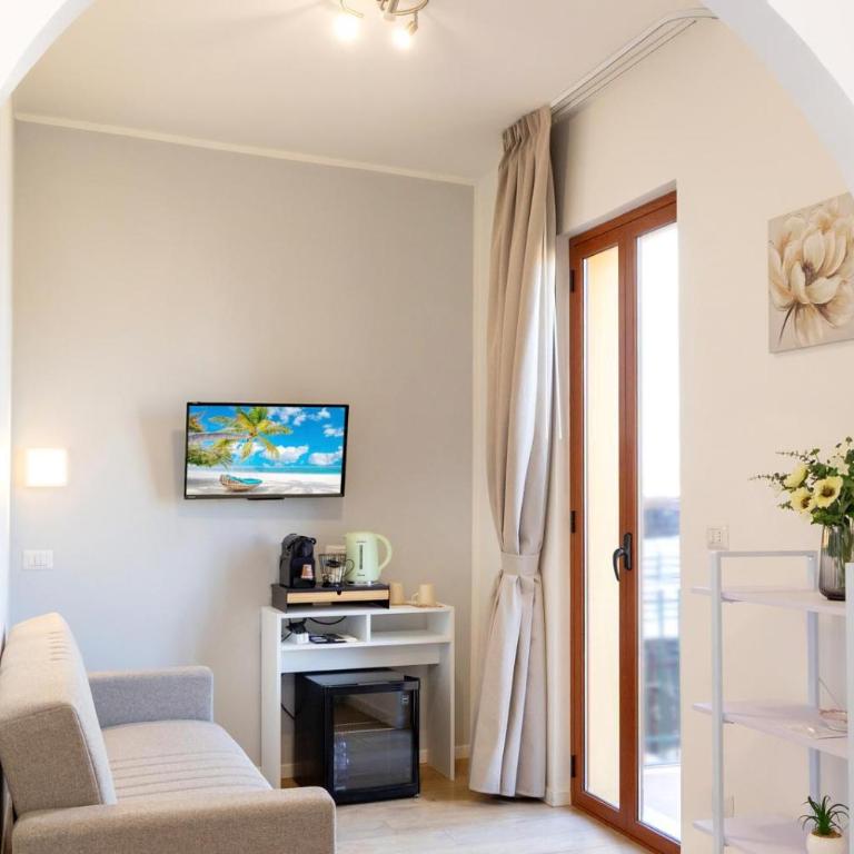 Tauromenion Guest House - Camera Matrimoniale con Balcone e Vista Mare - 4