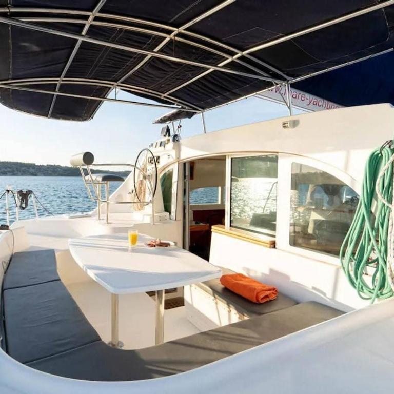 Nuit en Catamaran aux Iles de Lérins - Grande Chambre Double - 2