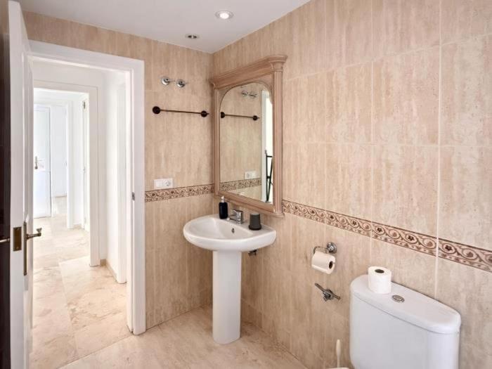 Vistas al mar, garaje a 2 min Playa Poniente - Three-Bedroom Apartment - High Floor - 12
