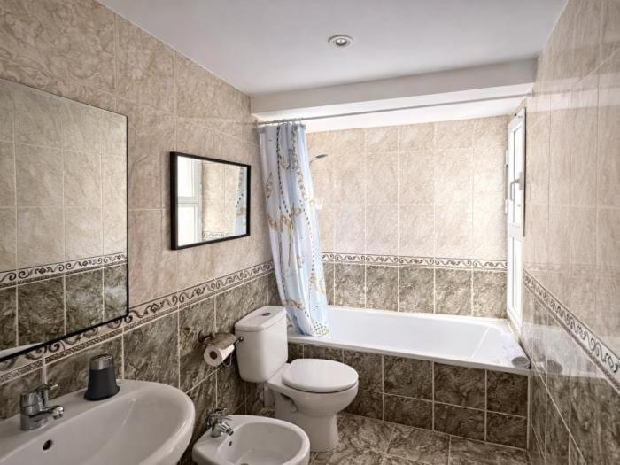 Vistas al mar, garaje a 2 min Playa Poniente - Three-Bedroom Apartment - High Floor - 13