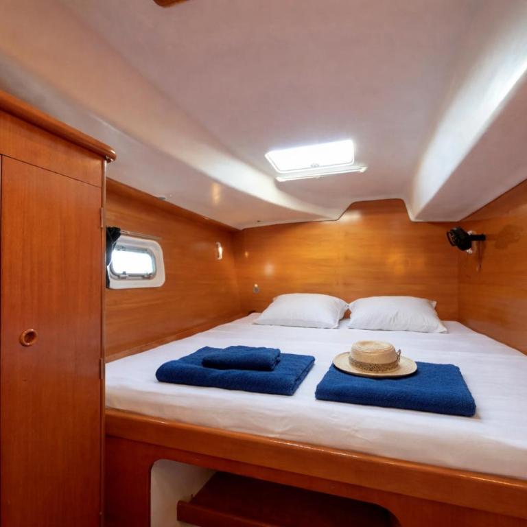 Nuit en Catamaran aux Iles de Lérins - Grande Chambre Double - 7