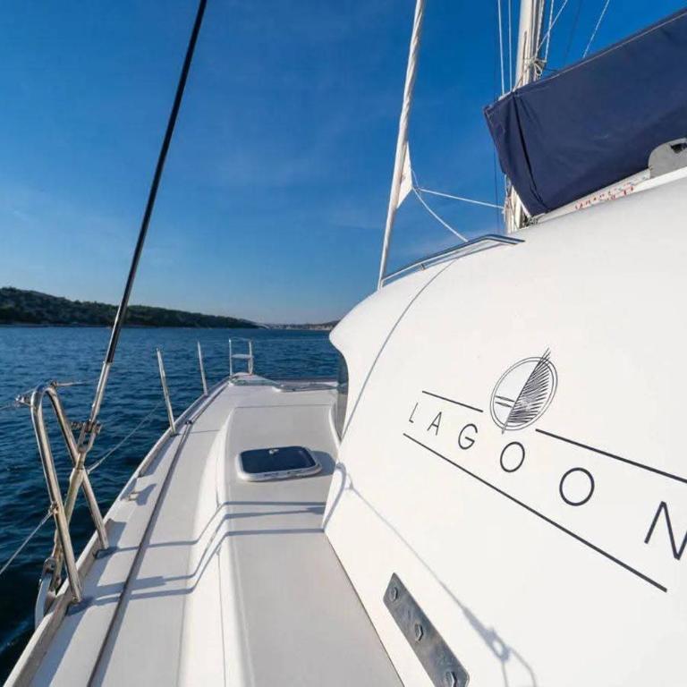 Nuit en Catamaran aux Iles de Lérins - Grande Chambre Double - 9