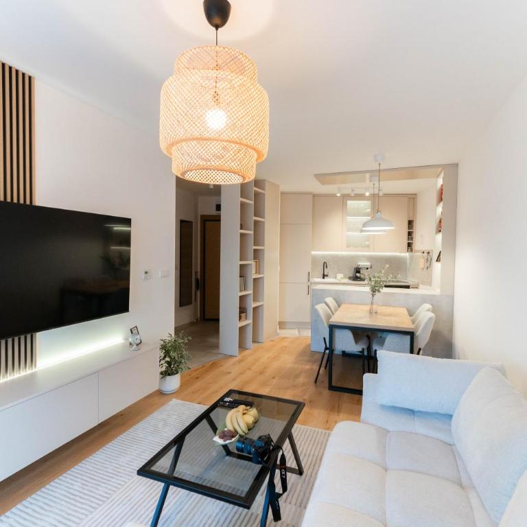 Modern apartment with garage near Sarajevo Airport - free parking - Apartman sa 1 Spavaćom Sobom, Balkonom i Pogledom na Grad - 1