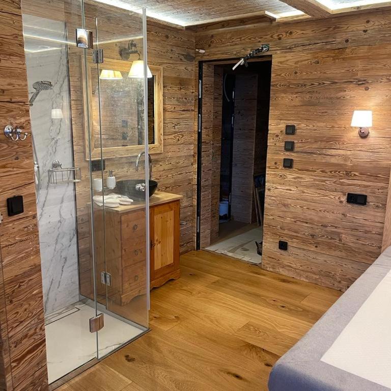 Das Kitz - Chalet Steuerberg Kitzbühel - Habitación con cama extragrande y vistas a la montaña - 1