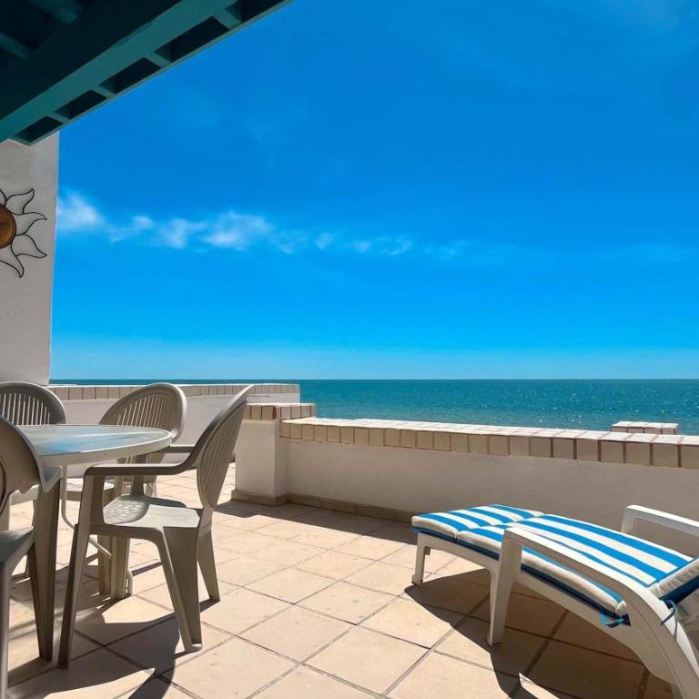 Warm & Charming Beachfront Condo Las Olas II 8 - Apartment - 2