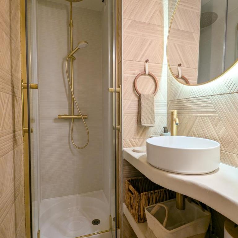 Appart cosy, 2 pièces, clim, parking privée, tout équipé, face au port de Santa Lucia - Apartamento de 1 dormitorio con balcón y vistas al mar - 4