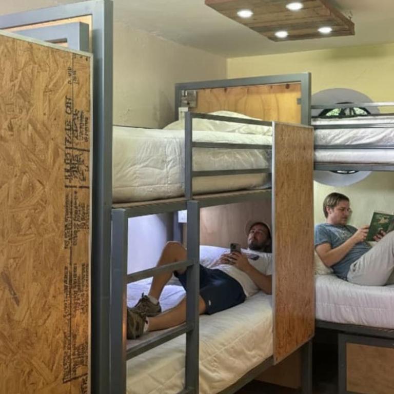 Hostalgia Casa Zul - Cama en dormitorio masculino compartido - 1