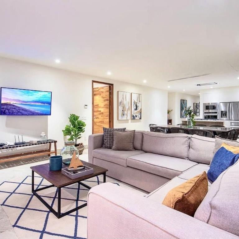 Oceanfront Indah Condo Sleeps 10 Sunsets - Three-Bedroom Apartment with Ocean View - 15