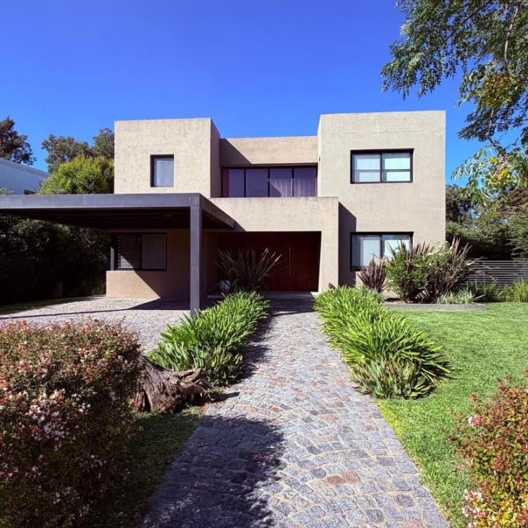 Casa con jardín y piscina en Estancias del Pilar - Casa de 4 dormitorios - 8