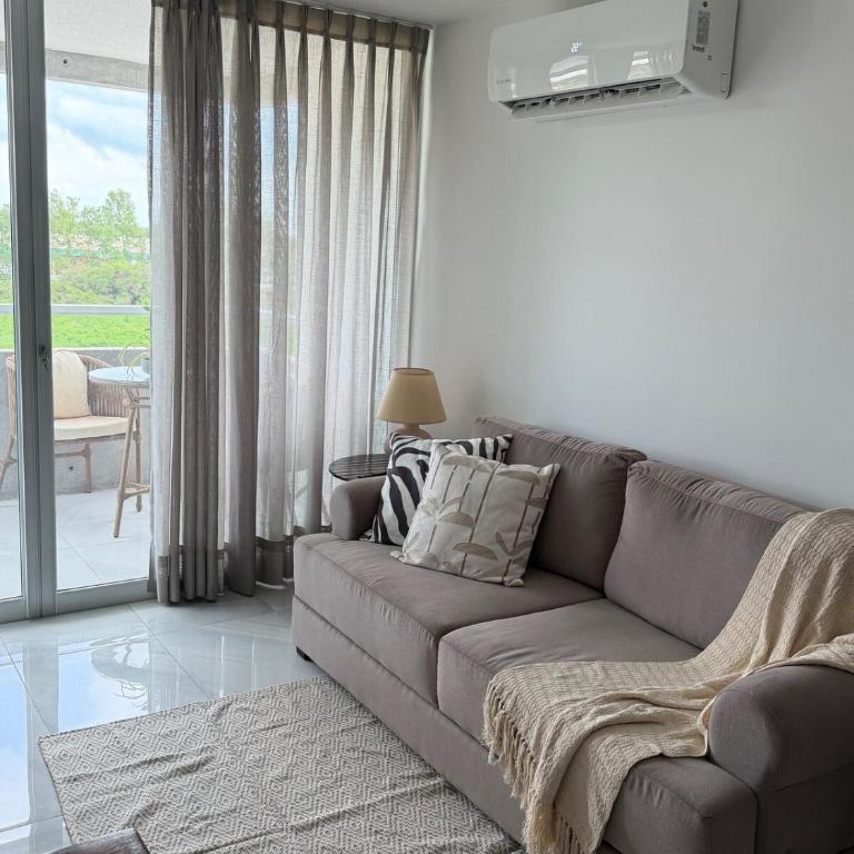 Departamento a estrenar tipo Resort en Complejo Altamira Surubi i 10 minutos del Aeropuerto Silvio Pettirosi - One-Bedroom Apartment - 10