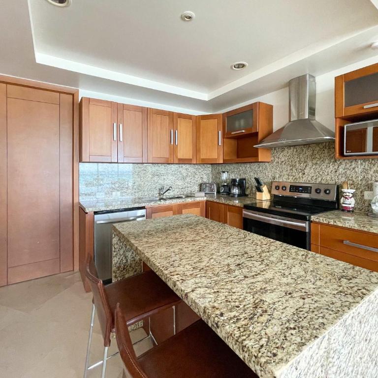 Oceanfront Condo with Stunning Views #303 - Apartamento - 11