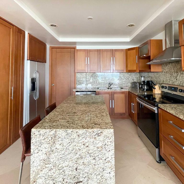 Oceanfront Condo with Stunning Views #303 - Apartamento - 10