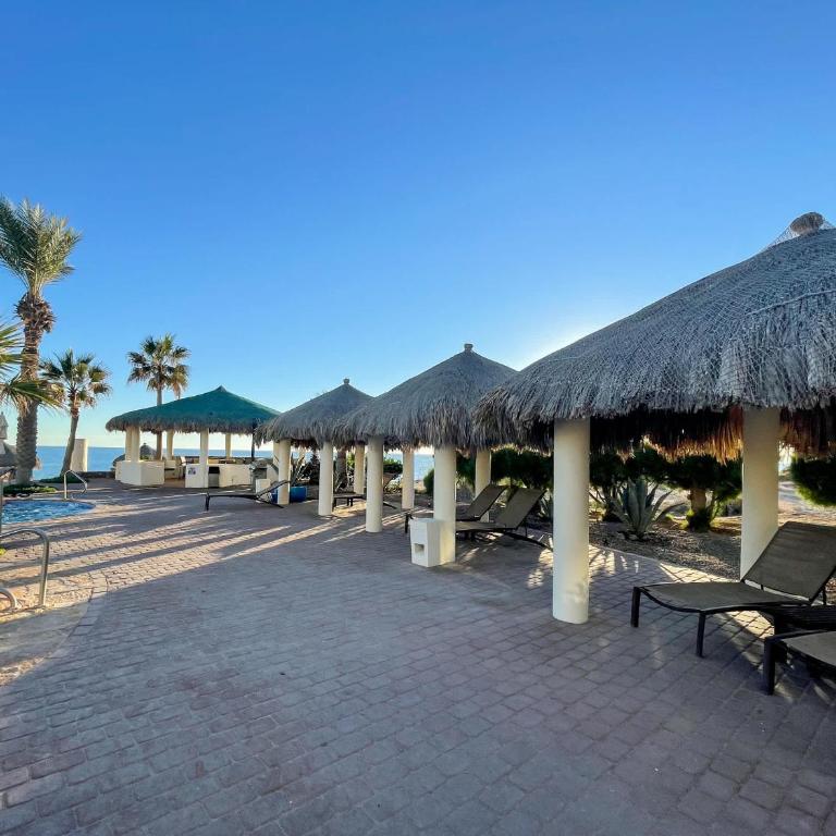 Oceanfront Condo with Stunning Views #303 - Apartamento - 35