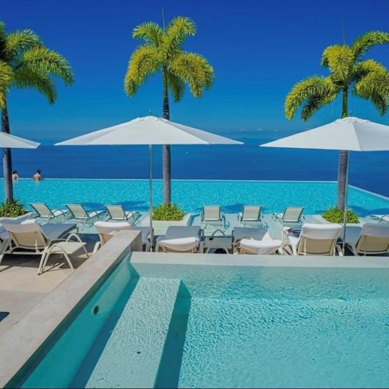 Oceanfront Indah Condo Sleeps 10 Sunsets - Three-Bedroom Apartment with Ocean View - 35