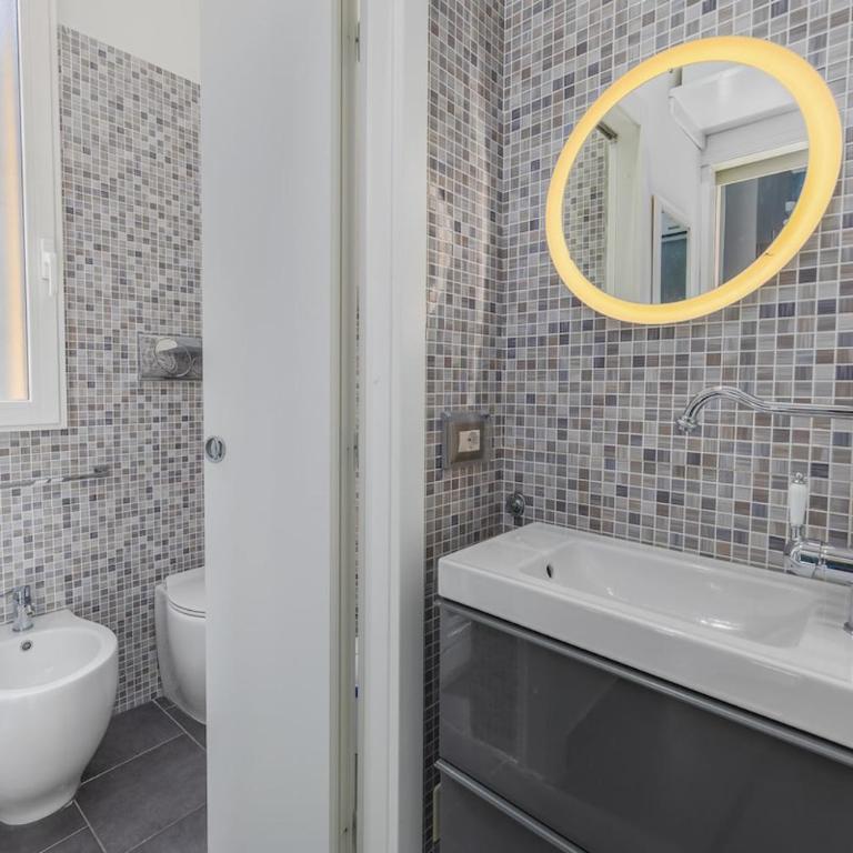 2 min to Tram and Bus - 5min to MXP Shuttle - Air Conditioning - Balcony - Appartamento con 1 Camera da Letto - 4