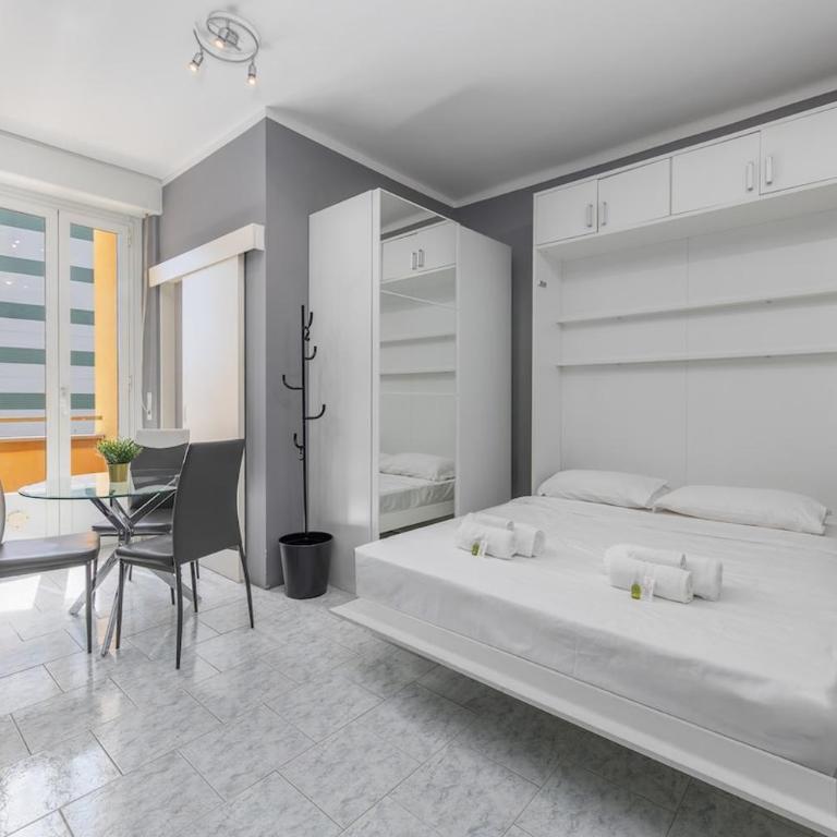 2 min to Tram and Bus - 5min to MXP Shuttle - Air Conditioning - Balcony - Appartamento con 1 Camera da Letto - 2