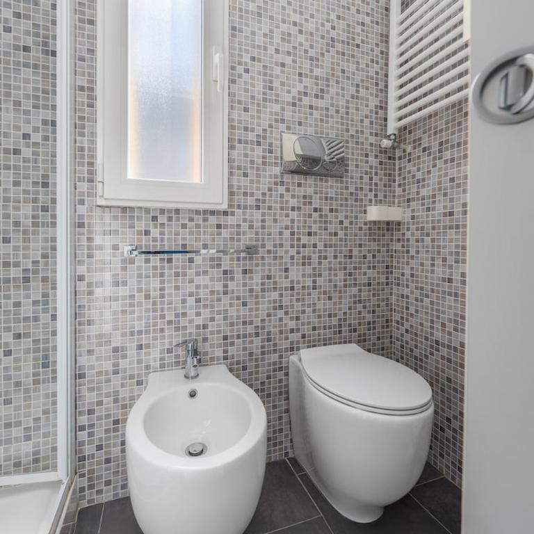 2 min to Tram and Bus - 5min to MXP Shuttle - Air Conditioning - Balcony - Appartamento con 1 Camera da Letto - 17